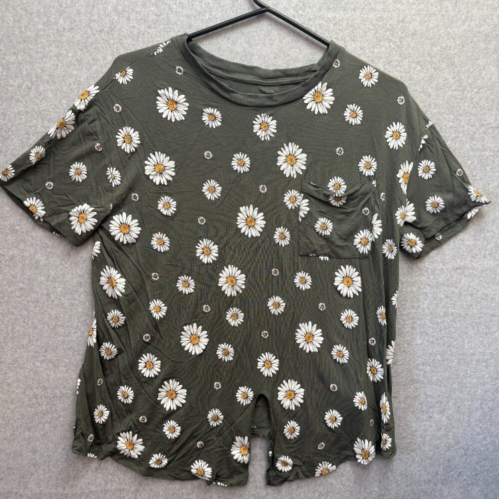 No Boundaries Knottable Hem With Daisy's T-shirt Size Large